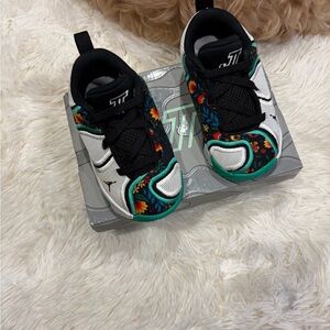 Nike Kids Black, White & Green Floral Trim Sneakers